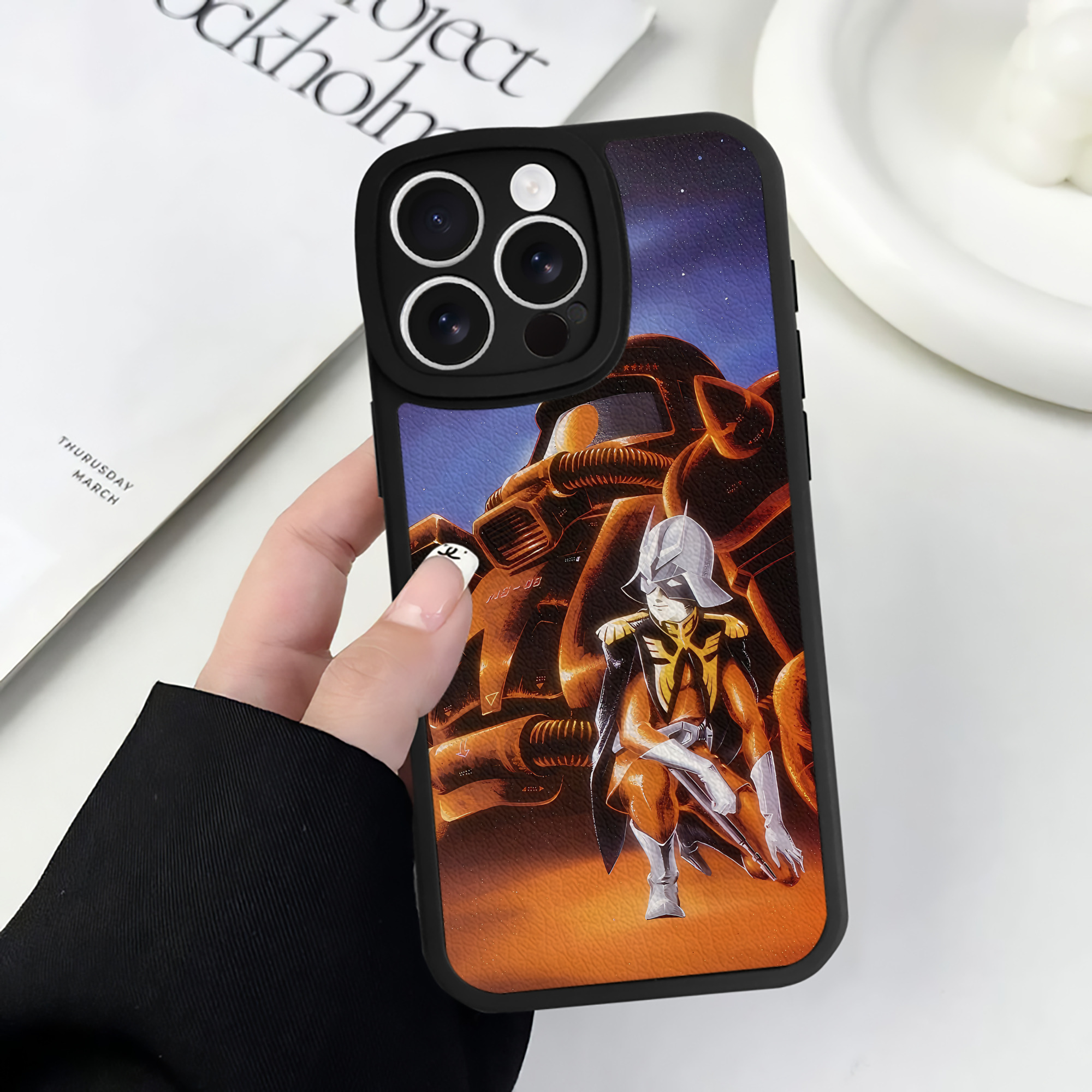 （画像用） 機動戦士ガンダム Mobile Suit Gundam 【iPhone 16シリーズ対応】シリコンスマホケース（レザー調） 材質：シリコン